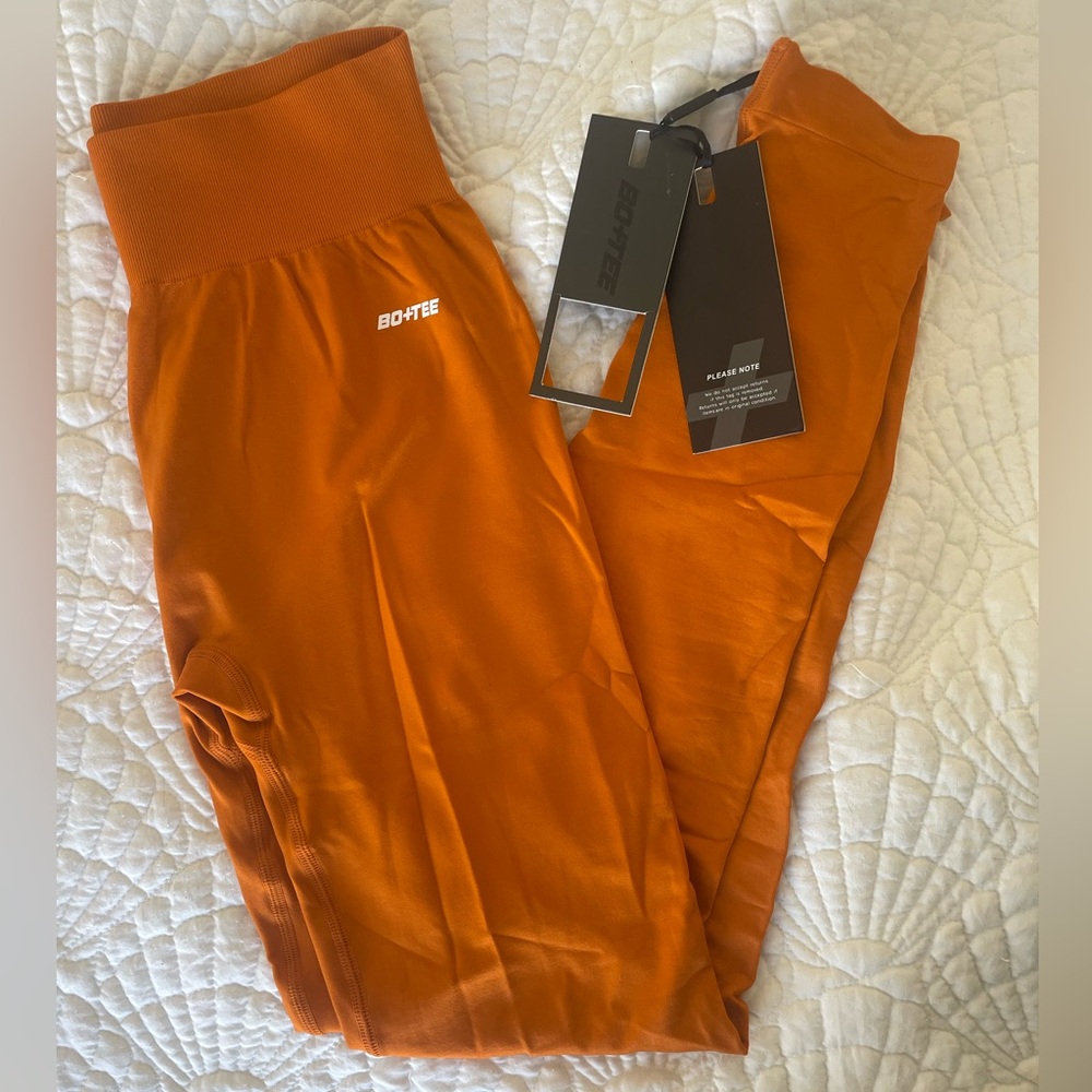 NWT Bo + Tee Deep Orange Scrunch Leggings